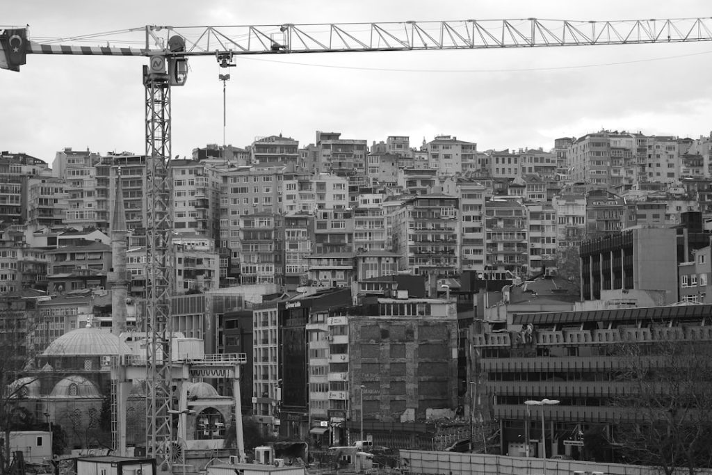 משבר הדיור 2026: איך קבלנים חכמים מצילים פרויקטים על המפה